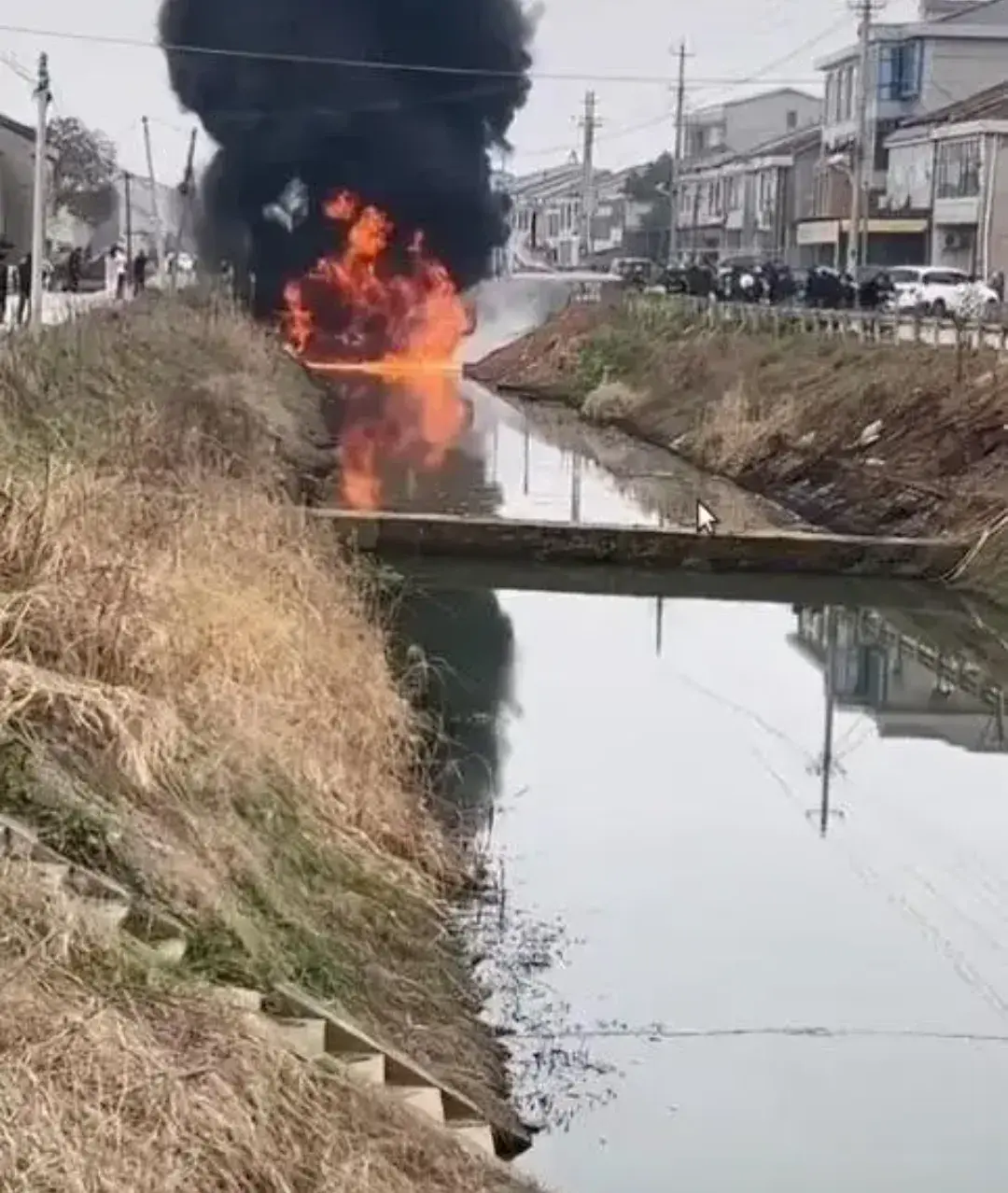 湖南一河道水面燃起熊熊大火