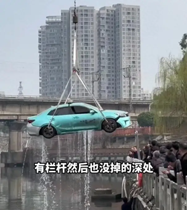 尾號6666出租車溜車墜河