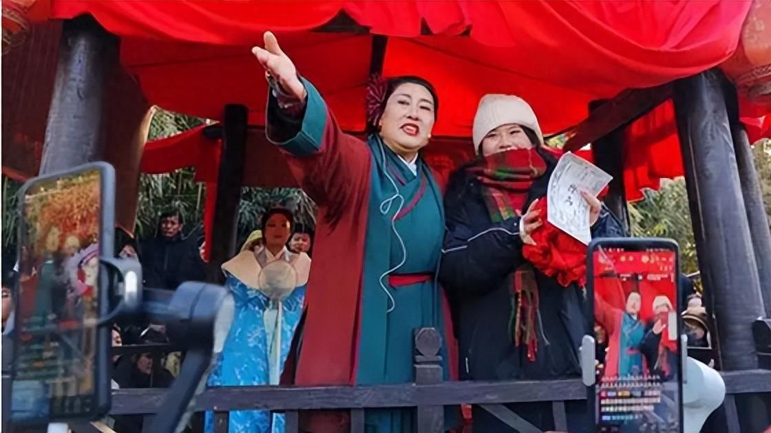 一對離婚夫妻在王婆調(diào)和下準(zhǔn)備復(fù)婚