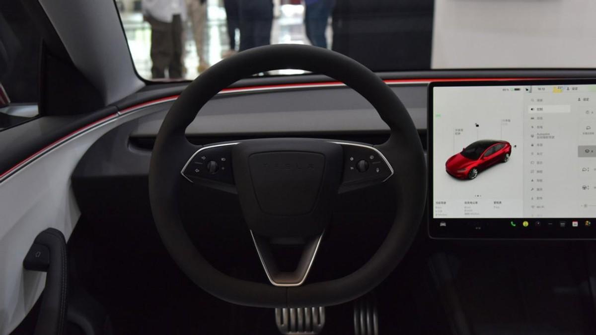 是“標桿”靠得住還是“新秀”亮點多?Model 3對比智己L6