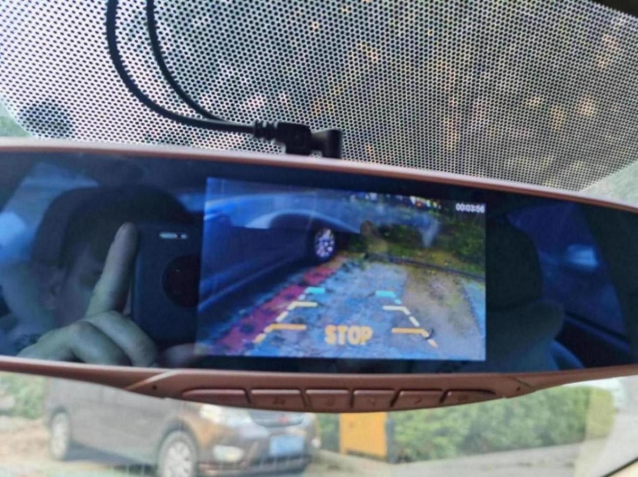 行車記錄儀怎么選?過來人的經驗告訴你,后視鏡式記錄儀隱患大