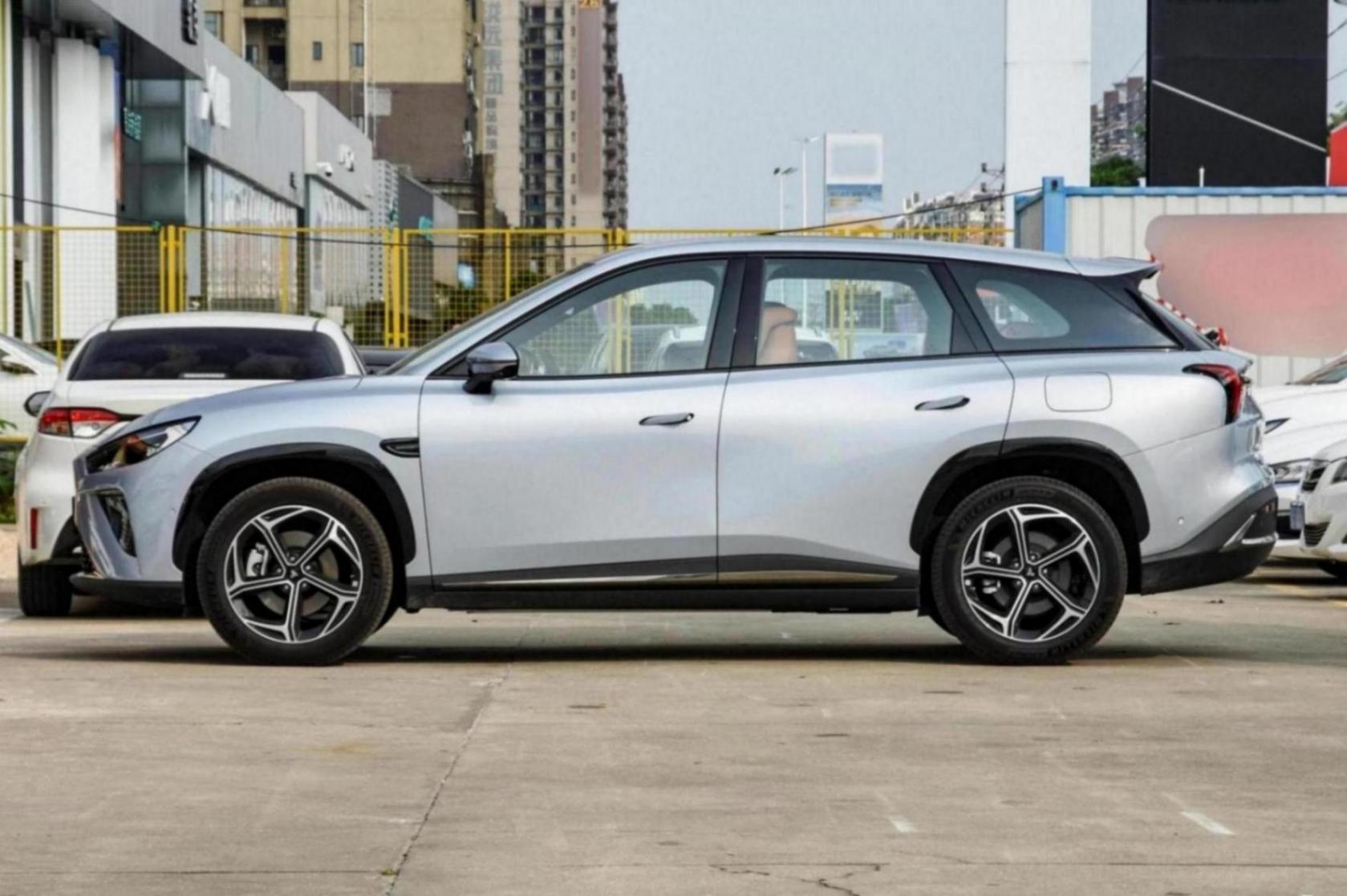 這叫誠意?哪吒L純電版購車手冊,13.99萬入門版車型只有4氣囊