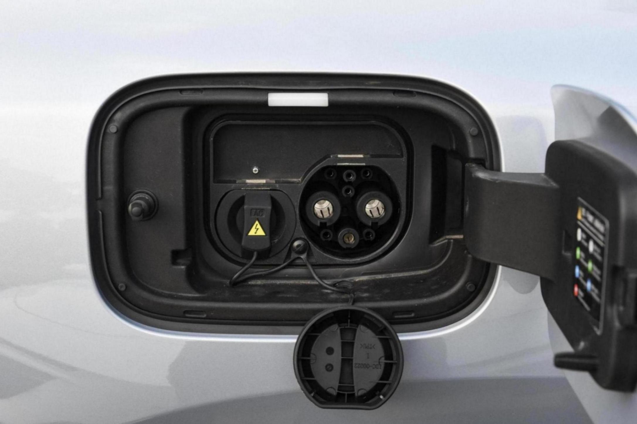 這叫誠意?哪吒L純電版購車手冊,13.99萬入門版車型只有4氣囊