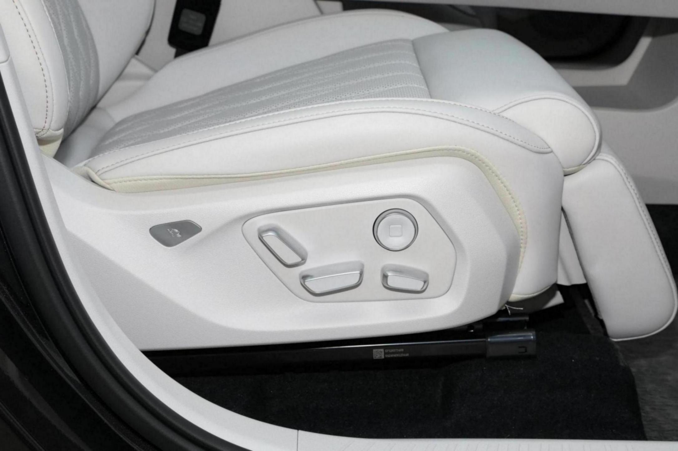 這叫誠意?哪吒L純電版購車手冊,13.99萬入門版車型只有4氣囊