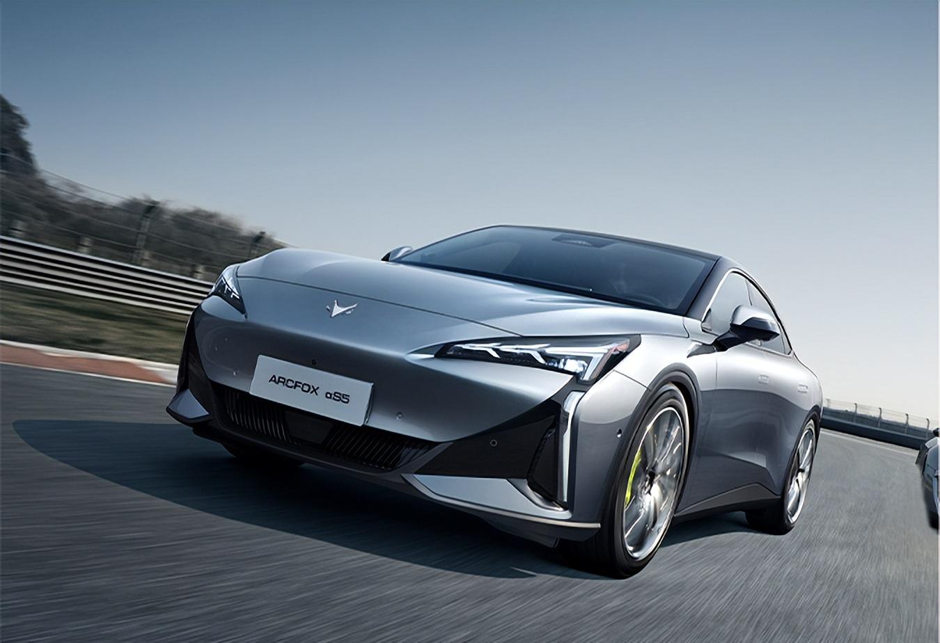 17萬多買4.8米純電車!708公里續航3.7秒破百,全系800V平臺
