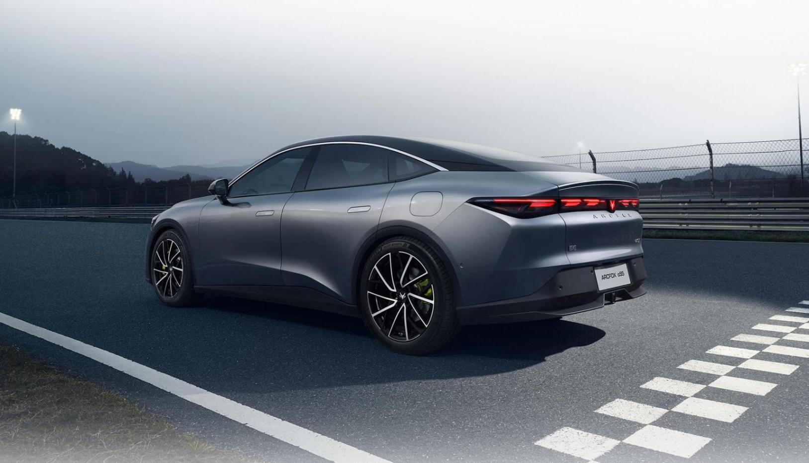 17萬多買4.8米純電車!708公里續航3.7秒破百,全系800V平臺