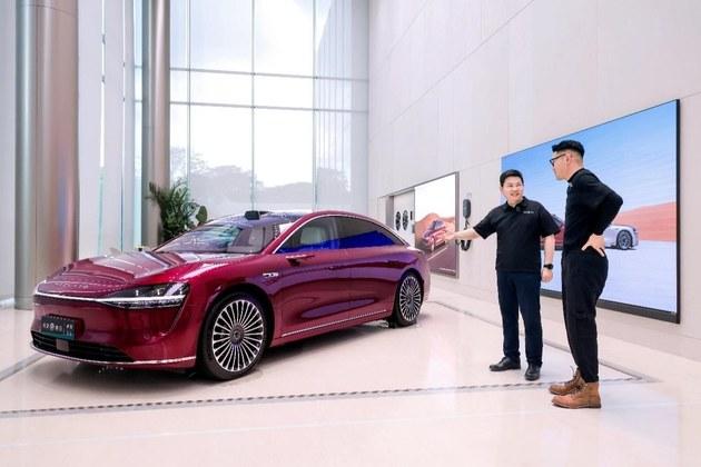 奢闊超越邁巴赫 享界S9展車進店