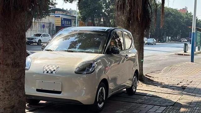 全新五菱宏光MINIEV三門版實(shí)車諜照 設(shè)計(jì)Q萌 顏值提升 配置不低-有駕