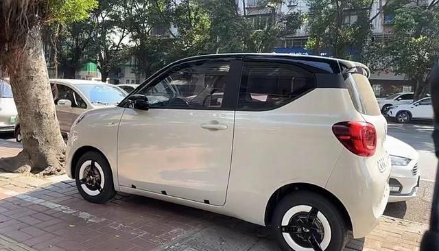 全新五菱宏光MINIEV三門版實(shí)車諜照 設(shè)計(jì)Q萌 顏值提升 配置不低-有駕