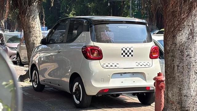 全新五菱宏光MINIEV三門版實(shí)車諜照 設(shè)計(jì)Q萌 顏值提升 配置不低-有駕