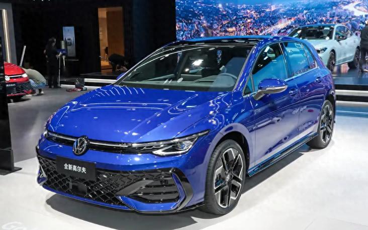 搭載1.5T和2.0T兩種發(fā)動機,軸距2631mm,2025款高爾夫前景如何?