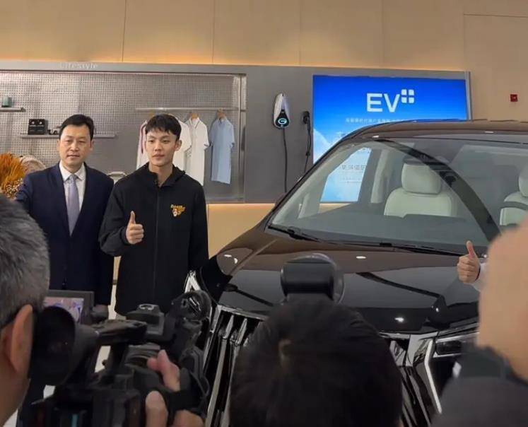 廣東后場核心喜提新車 球迷直言努力就有回報