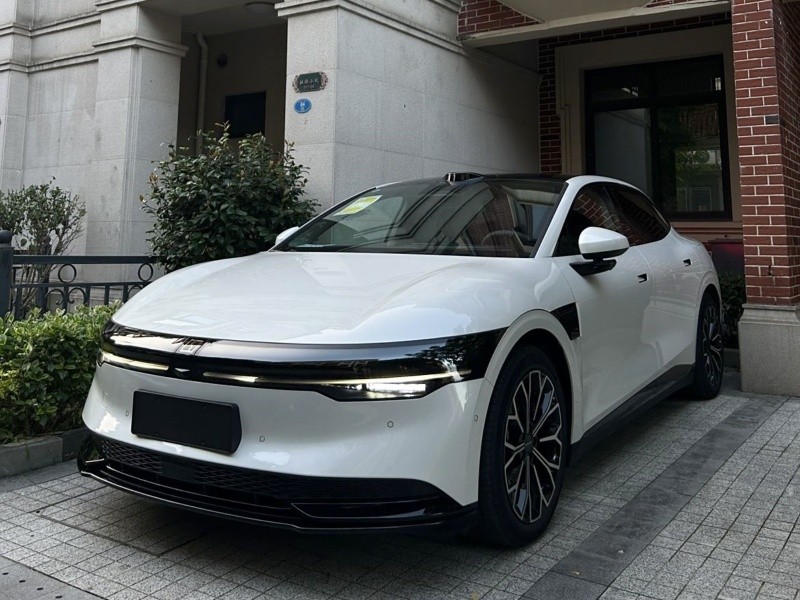 揭秘純電轎車界的“黑科技”:三款車型大對決