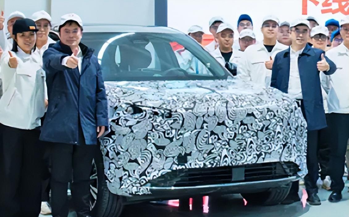 紅旗工廠實拍P301白車身!分體大燈+封閉前臉,續航超100km