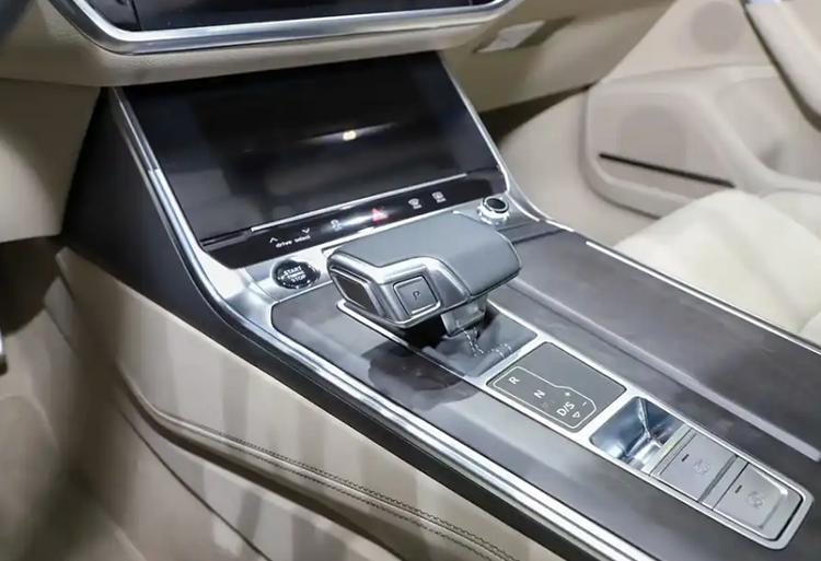 揭秘,2025款奧迪A6L震撼登場,汽車風云變幻下的實力擔當?