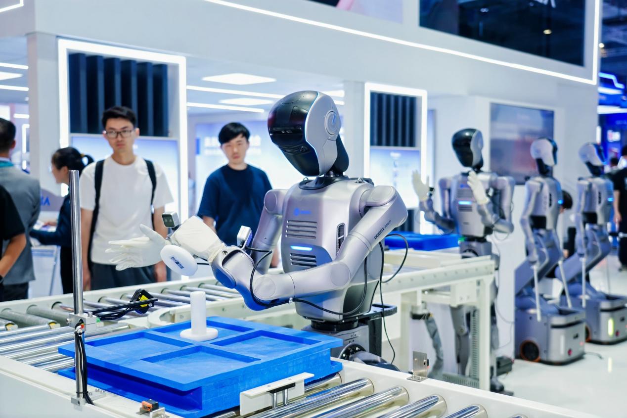越疆“機械臂+人形+輪式+多足”具身機器人開啟工業(yè)智能體時代 越疆“機械臂+人形+輪式+多足”具身機器人開啟工業(yè)智能體時代