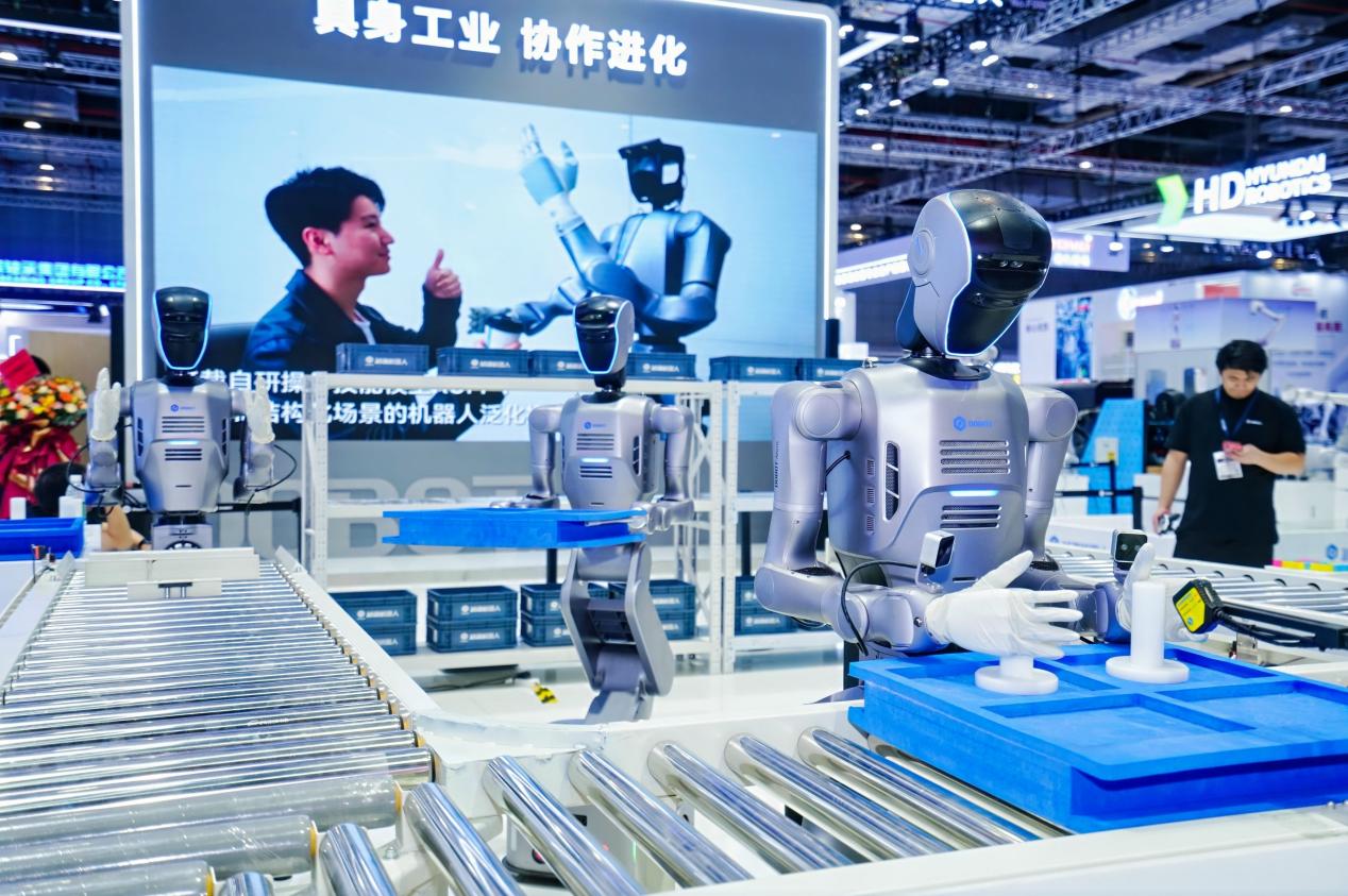 越疆“機械臂+人形+輪式+多足”具身機器人開啟工業(yè)智能體時代 越疆“機械臂+人形+輪式+多足”具身機器人開啟工業(yè)智能體時代